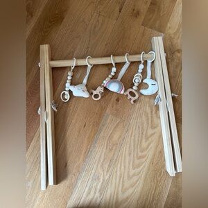 Collapsible Wooden baby gym with 6 detachable toys